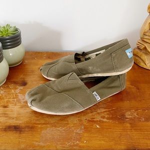🇺🇸 TOMS Classic Canvas Olive Slip On